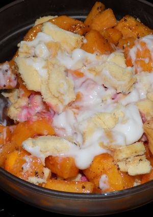 Una foto de Yogur con duraznos, mermelada y pionono para desayunar