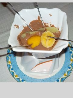 Una foto de Fondue de chocolate con leche y frutas
