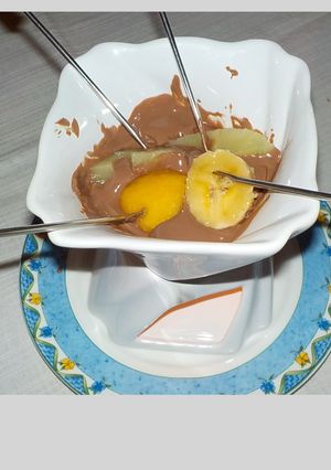 Una foto de Fondue de chocolate con leche y frutas