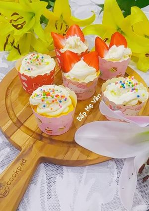 Hình của món Bánh bông lan cupcake kem tươi.