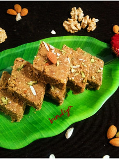 મેથીપાક (Methi Paak Recipe In Gujarati) રેસીપી મુખ્ય ફોટો