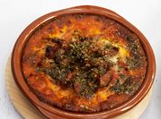 Una foto de provolone al horno con bacon