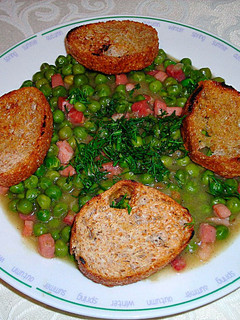 Una foto de Guisantes en salsa con bacon al eneldo