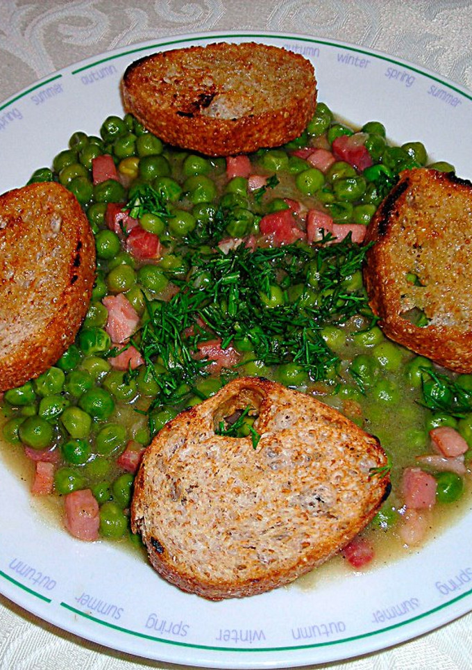 Una foto de Guisantes en salsa con bacon al eneldo