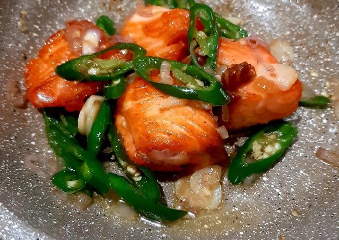 Bagaimana cara buat Tumis Salmon Cabe Hijau dijamin sedap