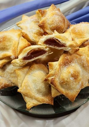 Una foto de 🇦🇷 Pastelitos de membrillo al horno 🇦🇷Con hojaldre súper falso 😅 versión express 🚄30 minutos ⏰