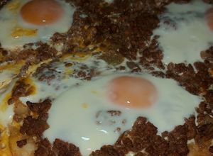 Una foto de Pizza con carne picada y huevo 🇦🇷🇦🇷🩵🤍🩵🇦🇷🇦🇷