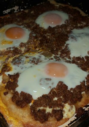 Una foto de Pizza con carne picada y huevo 🇦🇷🇦🇷🩵🤍🩵🇦🇷🇦🇷