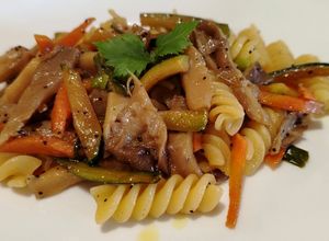 Foto di Fusilli con Zucchine, Carote, Cipollotto e Funghi Pleurotus