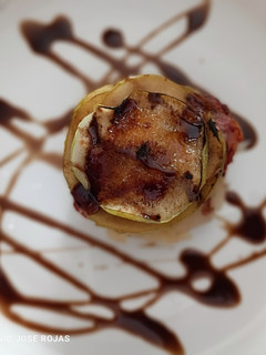 Una foto de Milhojas de manzana ácida caramelizada con cebolla y panceta