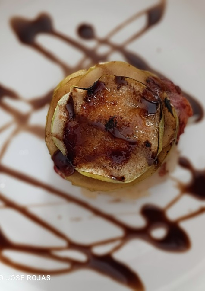 Una foto de Milhojas de manzana ácida caramelizada con cebolla y panceta
