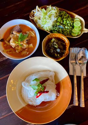 รูปของ ขนมจีนน้ำยากะทิขาไก่