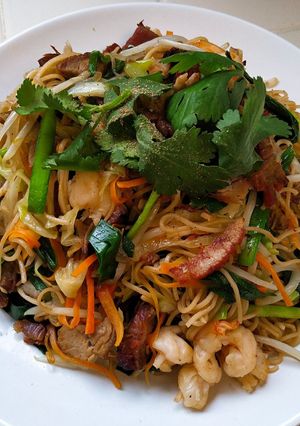 Hình của món Mì trứng xào tôm và xá xíu.
