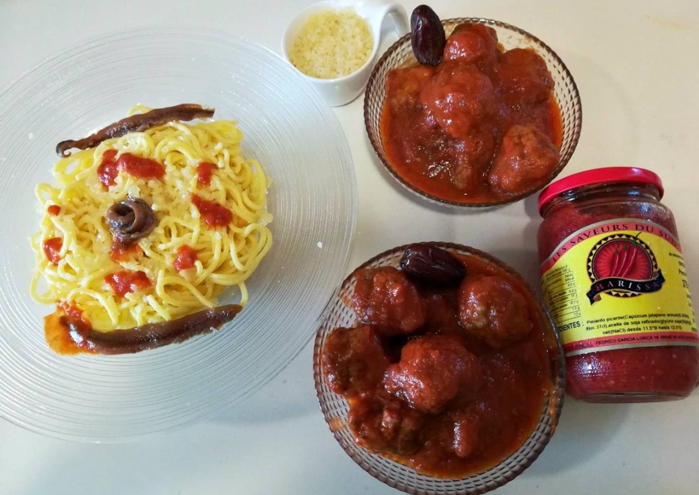 Espagueti con albóndigas en salsa de berenjena