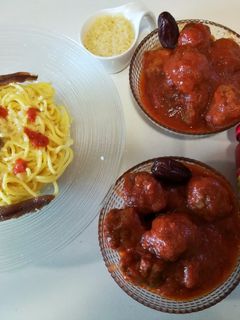 Una foto de Espagueti con albóndigas en salsa de berenjena