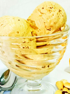 Una foto de Helado casero de naranja y almendras