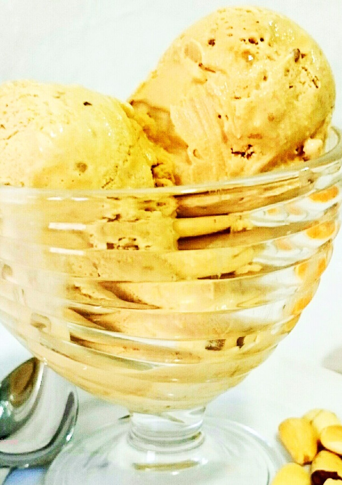 Una foto de Helado casero de naranja y almendras