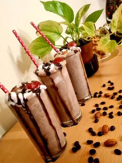 બદામ મિલ્કશેક વિથ ડેટ્સ એન્ડ ચોકલેટ (Badam Milkshake With Dates Chocolate Recipe In Gujarati) રેસીપી મુખ્ય ફોટો
