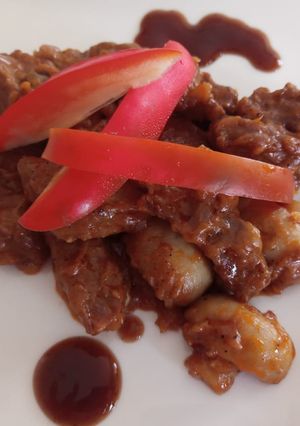 A picture of Beef stroganoff.