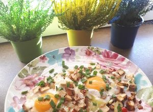 Zdjęcie przepisu Jajka sadzone na tofu wędzonym🍳🌱.