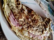 Una foto de omelete queso y cecina