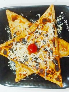 चीझी पिझ्झा पराठा (chesse pizza paratha recipe in marathi) रेसिपी चे मुख्य फोटो