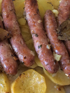 Una foto de Salchichas al horno con patatas