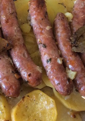 Una foto de Salchichas al horno con patatas