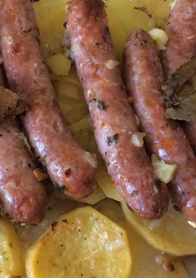 Una foto de Salchichas al horno con patatas