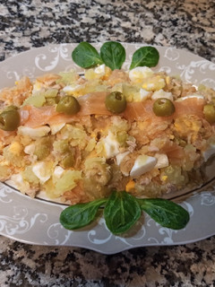 Una foto de Ensaladilla con salmón ahumado, atún.... Canónigos. Con mahonesa sin gluten y sin lácteos