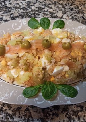 Una foto de Ensaladilla con salmón ahumado, atún.... Canónigos. Con mahonesa sin gluten y sin lácteos