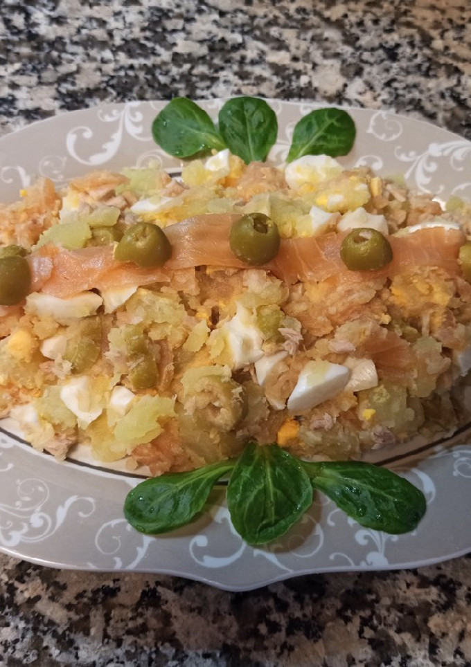 Una foto de Ensaladilla con salmón ahumado, atún.... Canónigos. Con mahonesa sin gluten y sin lácteos