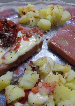 Una foto de Mortadela a la plancha estilo pizza con papas en cubos