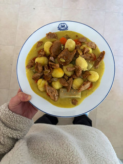 Una foto de 🌱 Gnocchi de queso con salsa de calabacín, bocados heura y pistachos 🌱