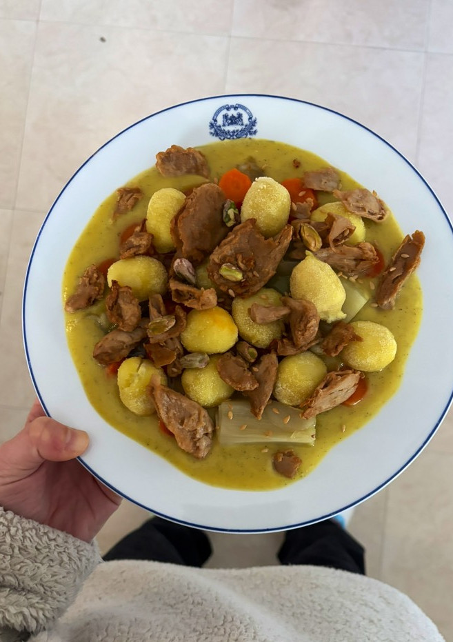 Una foto de 🌱 Gnocchi de queso con salsa de calabacín, bocados heura y pistachos 🌱