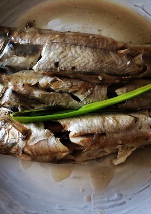 Una foto de Bacaladillas al horno con ensalada