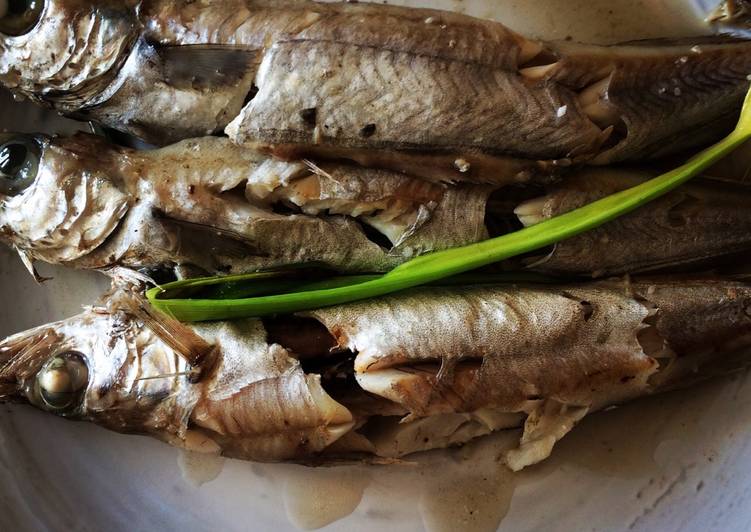 Bacaladillas al horno con ensalada