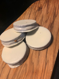Una foto de Alfajores bañados en chocolate