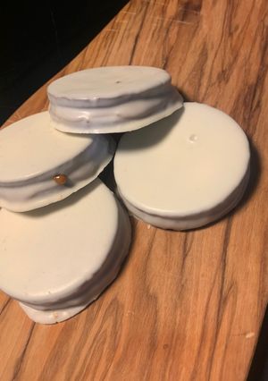 Una foto de Alfajores bañados en chocolate