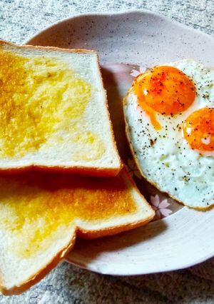 সানি সাইড আপ(sunny side up recipe in Bengali) রেসিপির প্রধান ছবি