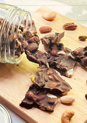Foto resep Mixed Nuts Dates Choco Bark (15)