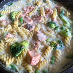 A picture of Creamy Pasta with Canned Salmon & Broccoli.