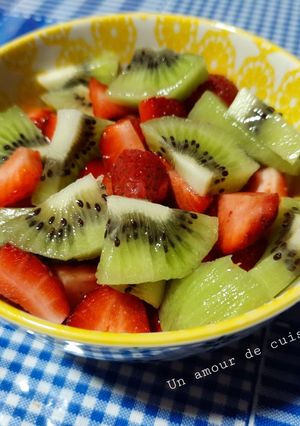 Une photo de Salade fraises kiwi 🍓 🥝