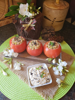 Una foto de Tomates rellenos🍅🍅🍅