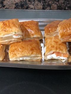 Una foto de Montaditos de hojaldre con Philadelphia y salmón