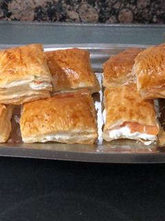 Una foto de Montaditos de hojaldre con Philadelphia y salmón