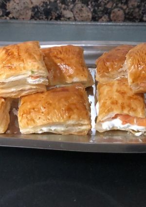 Una foto de Montaditos de hojaldre con Philadelphia y salmón