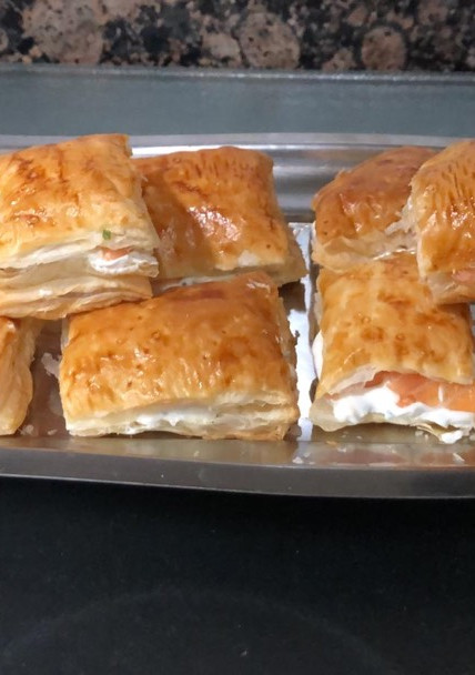 Una foto de Montaditos de hojaldre con Philadelphia y salmón