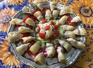 Une photo de Salade de coeurs d'artichauts aux tomates, concombre et fleurs de thym