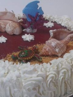 Una foto de Tarta de queso mascarpone y nata con Mar Rojo y arena de galletas